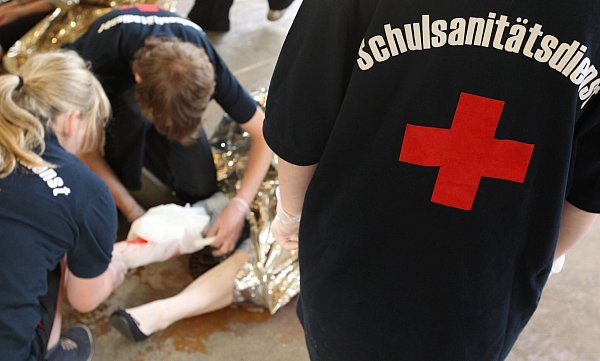 In Hessen und dem Saarland sind Wiederbelebungskurse in der Schule bereits Pflicht, NRW will folgen. (Symbolbild) - © picture alliance / dpa