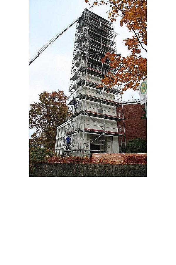 Die über die Jahre morsch gewordenen Holzeinsätze am Kirchturm der evangelisch-reformierten Kirche in Bechterdissen werden ausgetauscht. - © FOTO: BREDER