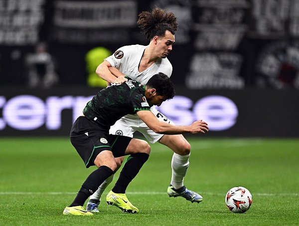 Eintracht Frankfurt mit Arthur Theate (hinten) war gegen Ferencváros Budapest von Beginn an dominant, blieb in der ersten Hälfte aber ohne Torerfolg. - © Arne Dedert/dpa