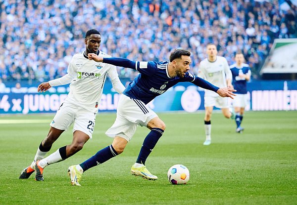 Die Schalker um Kenan Karaman (r) verspielten gegen Paderborn eine 2:0-Führung. - © Bernd Thissen/dpa