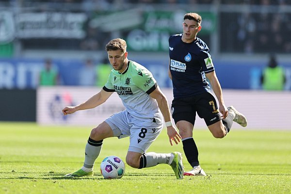 96-Profi Enzo Leopold (l) behauptet den Ball gegen Robin Heußer. - © Jörg Halisch/dpa