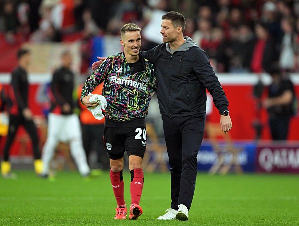 Alejandro Grimaldo (l.) mit seinem Ex-Trainer und Landsmann Xabi Alonso. (Archivbild) - © Federico Gambarini/dpa