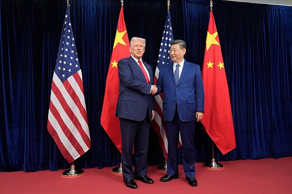 Trump (l) und Xi sind die Staatschefs der beiden weltgrößten Volkswirtschaften. - © Mark Schiefelbein/AP/dpa