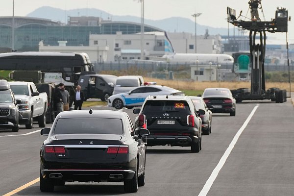 Die Autokolonne des chinesischen Präsidenten Xi Jinping verlässt nach dem Gipfeltreffen das Gelände des Flughafens Gimhae. - © Mark Schiefelbein/AP/dpa