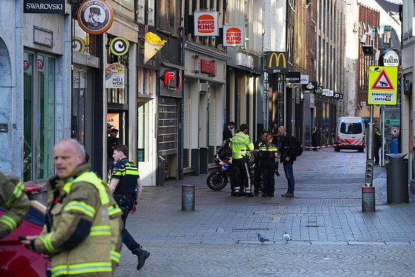 Zahlreiche Rettungskräfte eilten zum Ort des Geschehens. - © Peter Dejong/AP/dpa