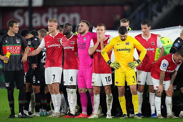 Nach seinem Zusammenbruch im Spiel des NEC Nijmegen beim AZ Alkmaar schützten die Spieler beide Mannschaften Bas Dost vor Blicken. (Archivbild) - © Ed Van De Pol/ANP/dpa