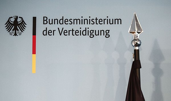 Das Bundesverteidigungsministerium ist den Prüfern zufolge heute wieder vergleichbar groß wie 2012. (Archivbild) - © Hannes P. Albert/dpa