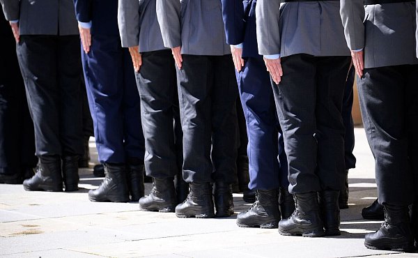 Rund 60.000 Planstellen für Soldatinnen und Soldaten weniger gab es 2024 laut Bericht im Vergleich zu 2010. (Symbolbild) - © Bernd von Jutrczenka/dpa