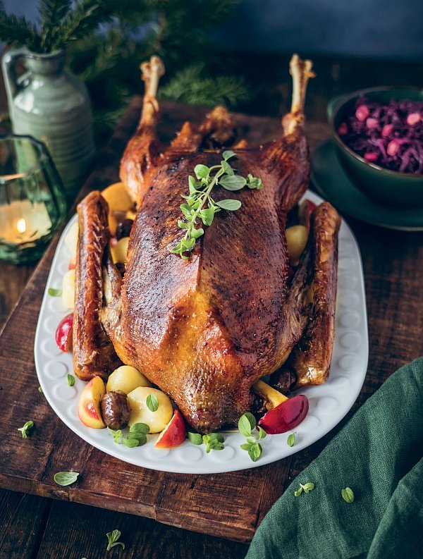Keine Angst vor der Weihnachtsgans! Mit ein paar einfachen Schritten gelingt der Klassiker knusprig und aromatisch. - © Lisa Nieschlag/Hölker Verlag/dpa-tmn