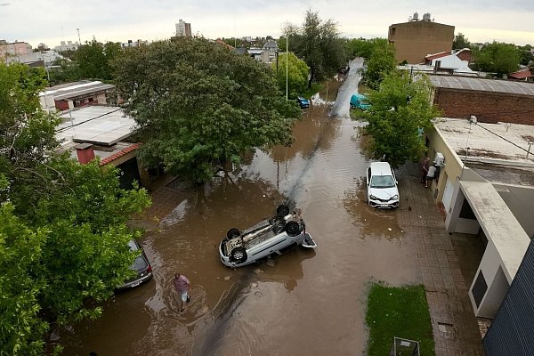 Die Stadt steht größtenteils unter Wasser. - © Juan Sebastian Lobos/AP/dpa