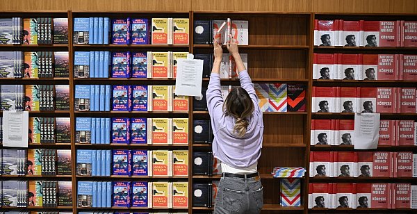 Auf der Messe wird eingeräumt. - © Arne Dedert/dpa