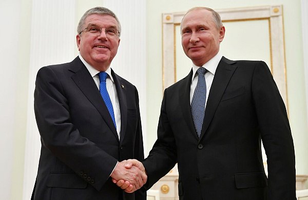 Zerbrochenes Männerbündnis: Thomas Bach (l) und Russlands Präsident Wladimir Putin. - © Yuri Kadobnov/AP/dpa