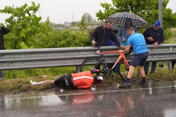Sturz des Radfahrers Joshua Tarling. - © Fabio Ferrari/LaPresse via ZUMA Press/dpa