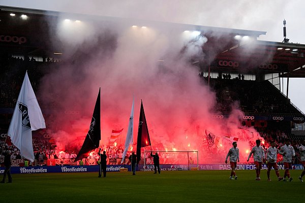 Vor dem Anpfiff zündeten die mitgereisten Mainzer Fans Pyrotechnik. - © Ole Martin Wold/NTB Scanpix/AP/dpa