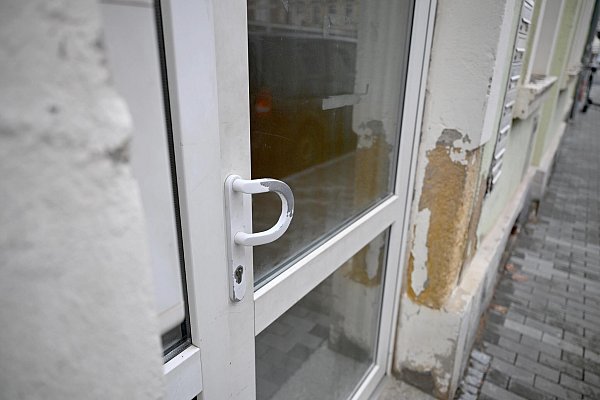 Die Spurensicherung in der Wohnung ist abgeschlossen. - © Robert Michael/dpa