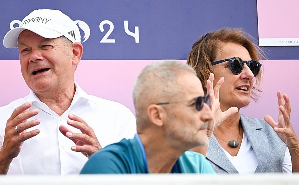 Kanzler Olaf Scholz war auf der Tribüne dabei. - © Sebastian Kahnert/dpa
