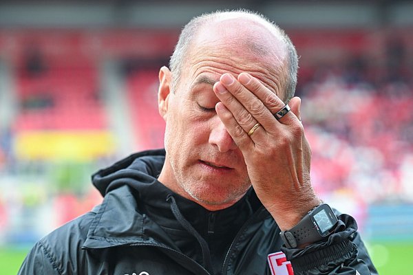 Regensburgs Trainer Joe Enochs. - © Armin Weigel/dpa