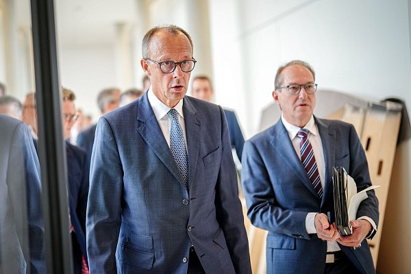 Unionsfraktionschef Merz und CSU-Landesgruppenchef Dobrindt haben in puncto Commerzbank viele Fragen an die Bundesregierung. (Archivfoto - © Kay Nietfeld/dpa