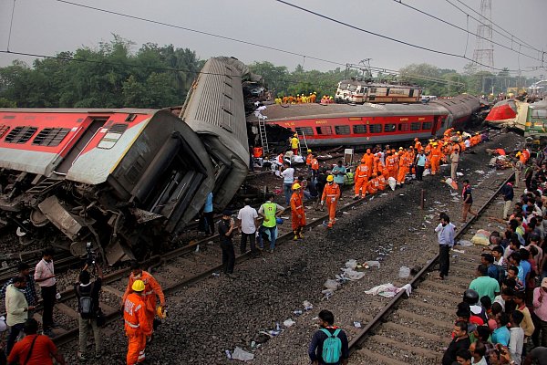 Rettungskräfte arbeiten an der Unfallstelle nach dem schweren Zugunglück im indischen Bundesstaat Odisha. - © Uncredited/AP
