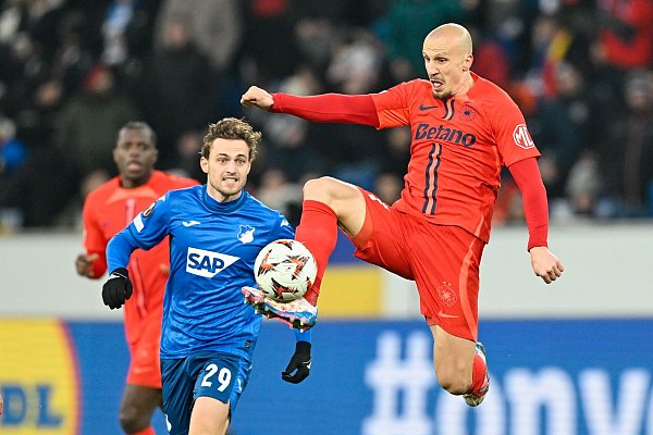 Kein Durchkommen für Hoffenheim und Jacob Bruun Larsen (l) gegen Bukarest. - © Uwe Anspach/dpa
