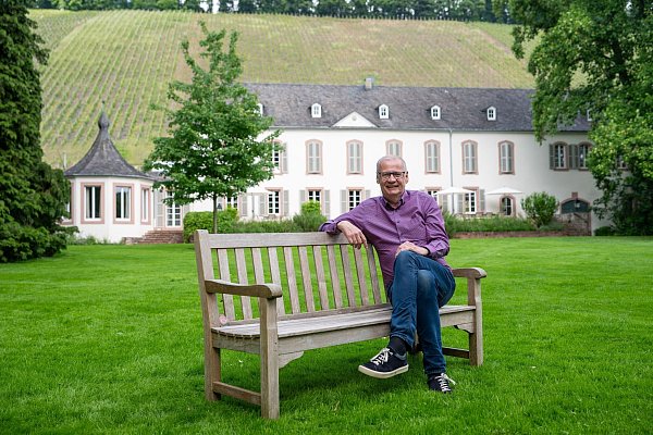 Sein Leben als Weingutsbesitzer und TV-Moderator macht ihm Spaß. - © Harald Tittel/dpa