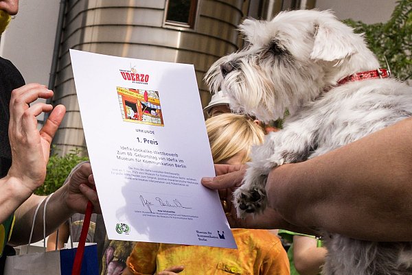Der beste Idefix-Doppelgänger? Sieger-Hund Polly erhielt die Idefix-Lookalike-Contest-Urkunde. (Archivbild) - © Carsten Koall/dpa