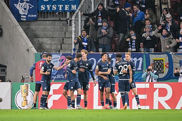 Bochums Spieler jubeln nach dem Tor von Gerrit Holtmann (l). - © Harry Langer/dpa