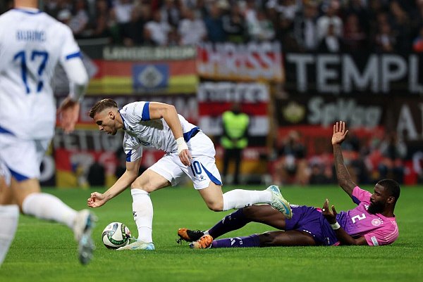 Hitzige Duelle: Antonio Rüdiger kämpft in Bodenlagen mit dem Stuttgarter Edin Demirovic um den Ball. - © Christian Charisius/dpa