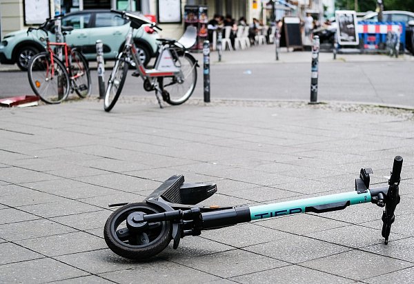 2024 ist die Zahl der Unfälle von E-Scootern mit Verletzten oder Toten stark gestiegen. (Archivfoto) - © Jens Kalaene/dpa-Zentralbild/dpa