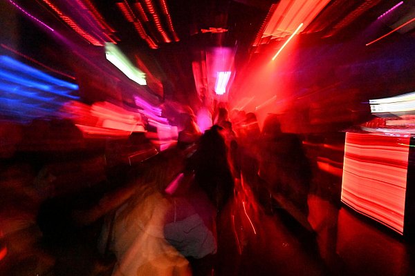 Lichter, Tanzen, Rausch - mitten in der Nacht: Gäste tanzen in einem Club - hier in München. (Archivbild) - © Felix Hörhager/dpa