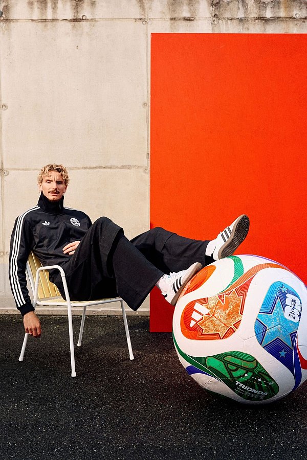 Nick Woltemade hofft auf eine starke WM mit dem neuen Spielball. - © ---/Adidas/dpa