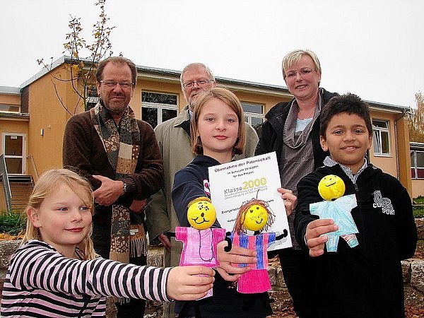 (hinten, v. l.) Schulleiter Bernd Krone, Lions-Präsident Manfred Arndt, Christina Kramer vom Förderverein und (vorn, v. l.) Melina (7), Chiara (8) und Canel (9). - © FOTO: NIERSTE