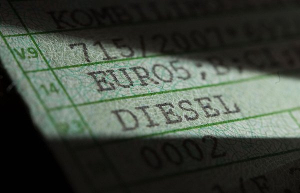 Der Papier-Fahrzeugschein könnte bald Geschichte sein. - © Marijan Murat/dpa/dpa-tmn