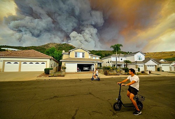 Auch ein Flugplatz südlich von Los Angeles wird durch die Flammen bedroht. - © Jeff Gritchen/The Orange County Register/AP/dpa
