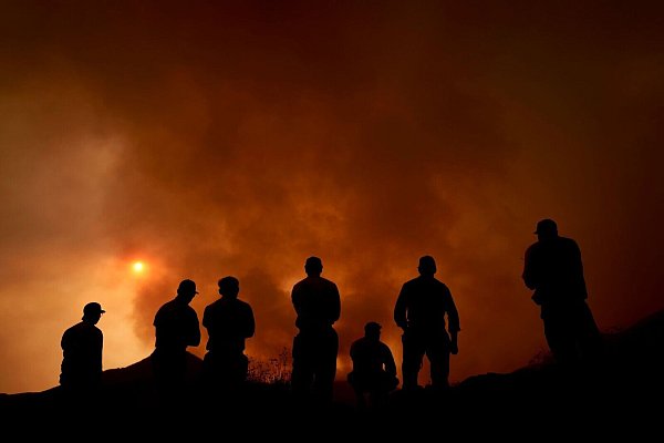 Hunderte Feuerwehrleute kämpfen gegen mehrere sich schnell ausbreitende Waldbrände im Westen der USA. - © Eric Thayer/AP/dpa