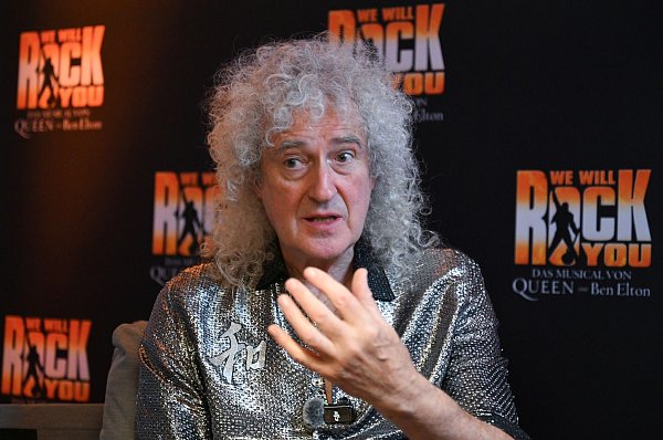May ist 78 Jahre alt und kam bei der Musicalpremiere von «We Will Rock You» überraschend auf die Bühne. - © Bernd Weißbrod/dpa