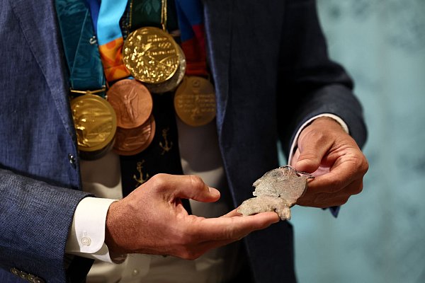 Zehn Medaillen auf einen Schlag hatte das IOC zuvor noch nie an einen Sportler verliehen. - © Denis Balibouse/KEYSTONE/REUTERS/POOL/DENIS BALI/dpa