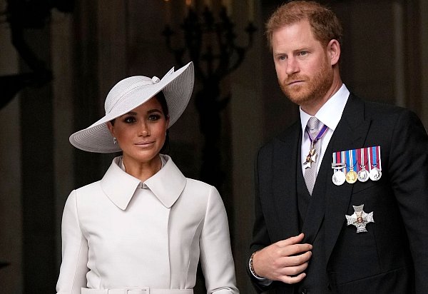 Viel zu lachen haben Harry und Meghan beim Blick in die Schlagzeilen in England nicht. (Archivbild) - © Matt Dunham/AP/dpa
