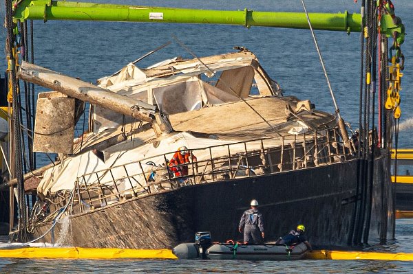 Mithilfe von Spezialkränen wurde zunächst die 56 Meter lange Segeljacht aus rund 50 Metern Tiefe angehoben. - © Salvatore Cavalli/AP/dpa