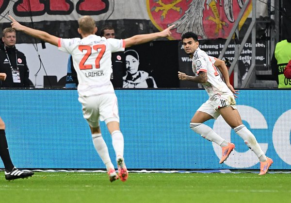 Brachte den FC Bayern früh auf die Siegerstraße: Luis Díaz (r). - © Arne Dedert/dpa