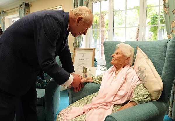 Kurz nach der Verabschiedung von US-Präsident Donald Trump traf König Charles III. in dieser Woche Ethel Caterham. - © Jonathan Brady/PA Wire/dpa