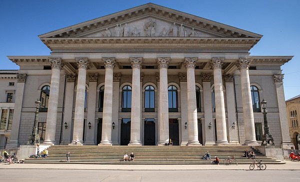 Die Bayerische Staatsoper verzichtet auf einen Dresscode. (Archivbild) - © Peter Kneffel/dpa