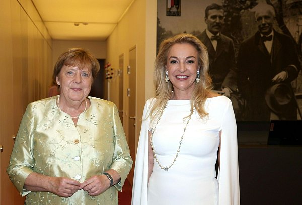 Glänzender Blazer in Salzburg: Ex-Kanzlerin Merkel (l.) und Festspielpräsidentin Kristina Hammer. (Archivbild) - © Franz Neumayr/APA/dpa