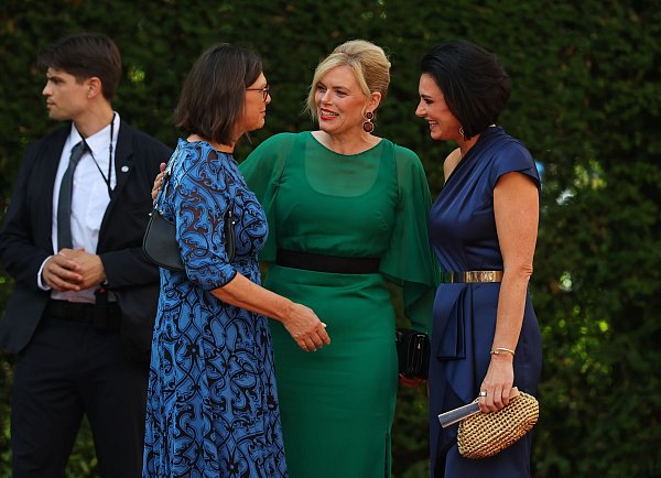 Abendroben in Blau und Grün für die bayerische Landtagspräsidentin Ilse Aigner (l.), Bundestagspräsidentin Julia Klöckner und die Österreicherin Elisabeth Köstinger (r.). (Archivbild) - © Daniel Karmann/dpa