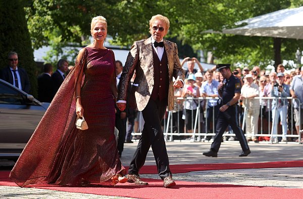Roter Teppich und große Robe: Thomas Gottschalk und Karina Mroß. (Archivbild) - © Karl-Josef Hildenbrand/dpa