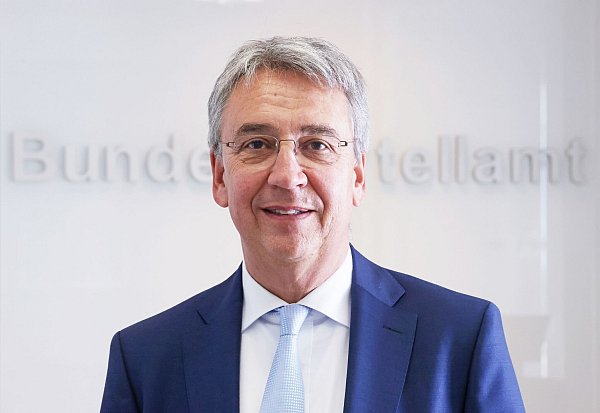 Deutschlands oberster Wettbewerbshüter Andreas Mundt äußert scharfe Kritik an Vodafone. - © Oliver Berg/dpa