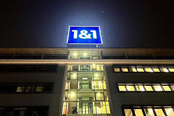 1&1-Logo an der Firmenzentrale in Montabaur (Rheinland-Pfalz) - das Unternehmen ist der vierte deutsche Handynetzbetreiber. - © Wolf von Dewitz/dpa