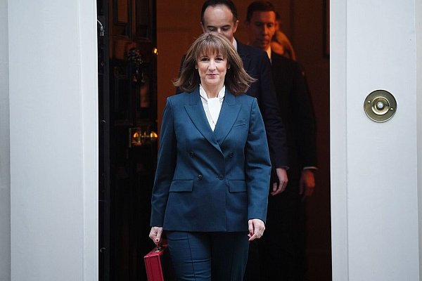 Die Briten können sich nun auf zusätzliche Steuererhöhungen im Umfang von 26 Milliarden Pfund einstellen. - © James Manning/PA Wire/dpa