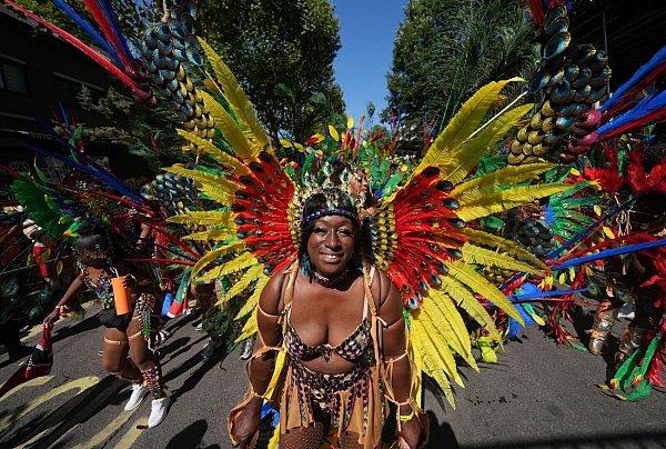 Viele der aufwendigen Kostüme sind mit bunten Federn geschmückt. - © Yui Mok/PA Wire/dpa