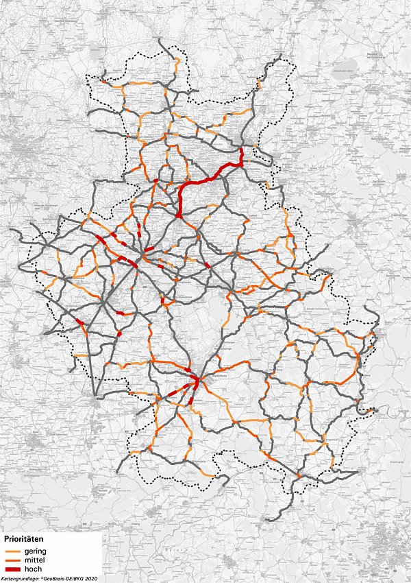 Prioritäten gesetzt: Das Radnetz OWL ist vorgezeichnet und die Umsetzung kann beginnen. Die roten Strecken sind mit der Priorität „hoch" gekennzeichnet, die orangefarbenen „mittel" und die gelben mit der Priorität „gering". Weitere Infos auf www.urbanland-owl.de. - © OWL GmbH